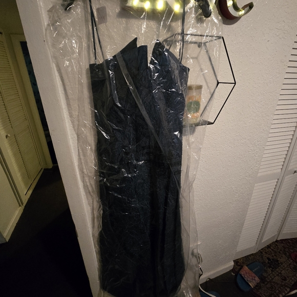 Dresses - Picture 2 of 2